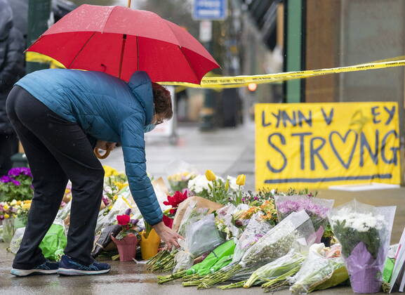 Bilder des Jahres 2021, News 03 März News Themen der Woche KW12 News Bilder des Tages March 28, 2021, North Vancouver, BC, Canada: People lay flowers at a makeshift memorial outside of the Lynn Valley Library in Lynn Valley in North Vancouver, B.C., Sunday, March 28, 2021. A 28-year-old man was charged Sunday with second-degree murder in a stabbing rampage that left a young woman dead and injured six others in and around a library in North Vancouver, B.C., a day earlier. North Vancouver Canada - ZUMAc35_ 20210328_zaf_c35_110 Copyright: xJonathanxHaywardx