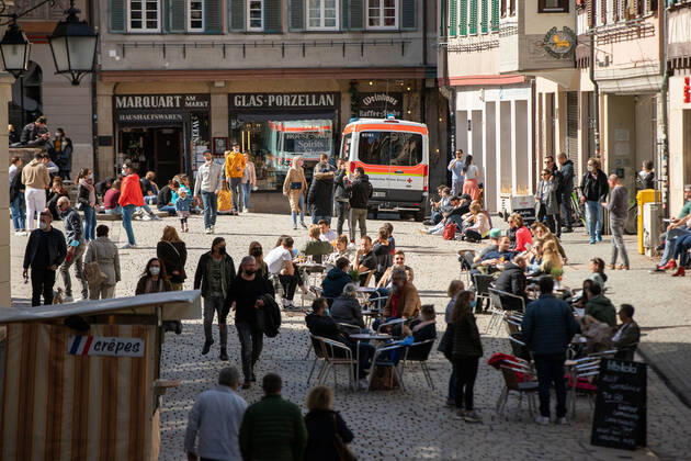 Tuebingen Themenbilder: Tuebingen in Zeit der Corona-Pandemie, 28.03.2021 Themenbilder: Tuebingen in Zeit der Corona-Pandemie, Armband mit QR Code, Scannen mit Handy, Tagesticket, Gastro geoffnet, Essen im Freien, Tuebinger Marktplatz ueberfuellt mit Menschen, 28.03.2021, Copyright: xEIBNER DROFITSCHx EP_ddh