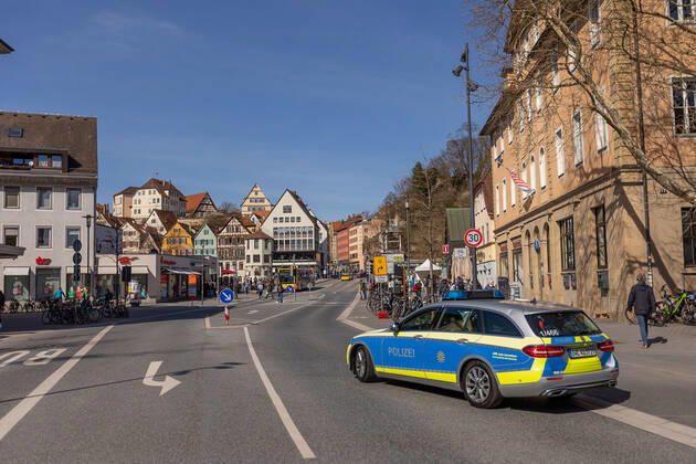 Tuebingen Themenbilder: Tuebingen in Zeit der Corona-Pandemie, 28.03.2021 Themenbilder: Tuebingen in Zeit der Corona-Pandemie, Neckarbrueke, Polizei, 28.03.2021, Copyright: xEIBNER DROFITSCHx EP_ddh