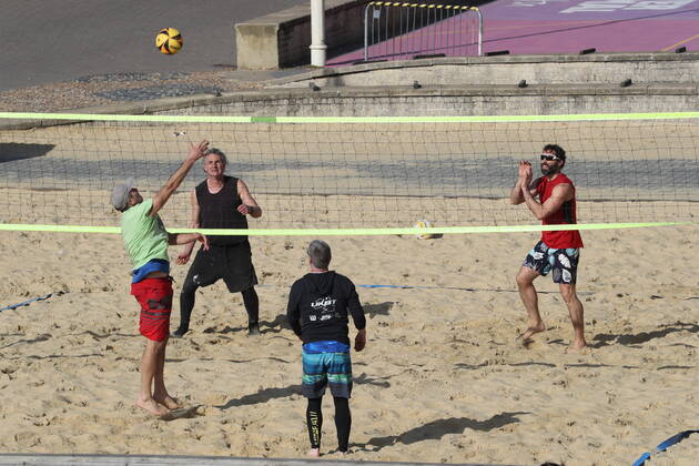 . 29 03 2021. Brighton, United Kingdom. A game of volleyball in Brighton on Happy Monday - the start of the latest Covid 19 lockdown easing .  xStephenxLockx xi-Imagesx IIM-22085-0013