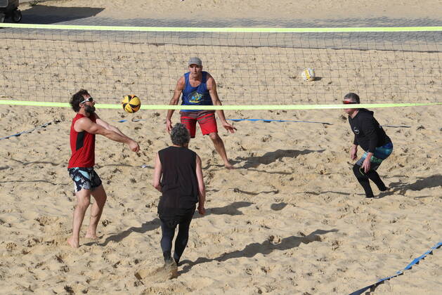 . 29 03 2021. Brighton, United Kingdom. A game of beach volleyball in Brighton on Happy Monday - the start of the latest Covid 19 lockdown easing .  xStephenxLockx xi-Imagesx IIM-22085-0016