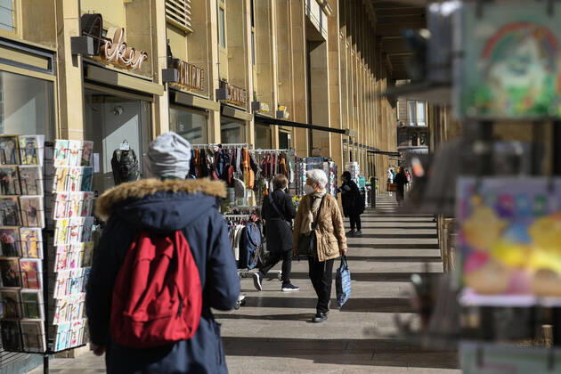 Lockdown in Stuttgart ab Mittwoch Die Stadt Stuttgart hat die Corona Notbremse gezogen.Da die Inzidenzzahlen auch nach vier Tagen in Folge über 100 liegen , hat die Landeshauptstadt beschlossen die Corona Notbremse zu ziehen. Somit werden ab Mittwoch Geschäfte, Museen und Tierparks wieder schliessen. Stuttgart Schlossplatz Baden-Württemberg Germany Copyright: xLeifxPiechowskix