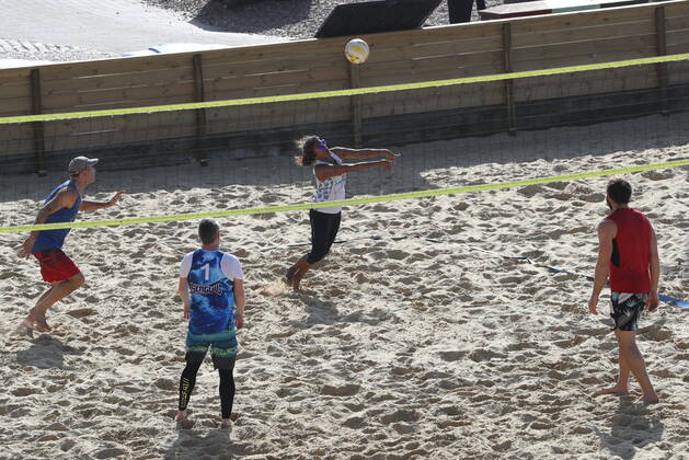. 29 03 2021. Brighton, United Kingdom. A game of beach volleyball in Brighton on Happy Monday - the start of the latest Covid 19 lockdown easing .  xStephenxLockx xi-Imagesx IIM-22085-0020