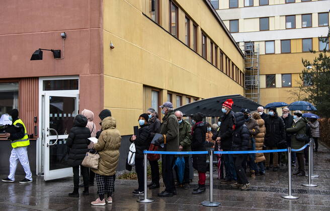 Vaccination queue at Sabbatsberg Hospital Possibility of drop in vaccination for coronavina vaccine created long queues Stockholm Sweden x2512x,  Copyright: xFERNVALLxLOTTE Aftonbladetx Coronavaccinering