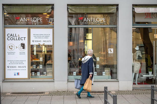 29.03.2021 Weimar: Passanten laufen durch die Weimarer Innenstadt und können in einem Testlauf wieder einkaufen und shoppen. Weimar öffnet als erste Stadt in Thüringen vom 29. bis 31. März testweise alle Geschäfte der Innenstadt für Einkäufe - Bedingung ist ein aktueller Corona Schnelltest.