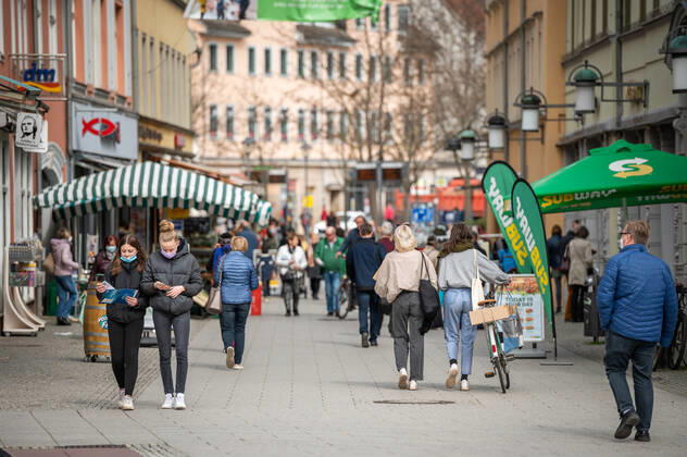 29.03.2021 Weimar: Passanten laufen durch die Weimarer Innenstadt und können in einem Testlauf wieder einkaufen und shoppen. Weimar öffnet als erste Stadt in Thüringen vom 29. bis 31. März testweise alle Geschäfte der Innenstadt für Einkäufe - Bedingung ist ein aktueller negativer Corona Schnelltest.