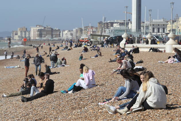News Bilder des Tages . 29 03 2021. Brighton, United Kingdom. Brighton beach on Happy Monday - the start of the latest Covid 19 lockdown easing .  xStephenxLockx xi-Imagesx IIM-22085-0028