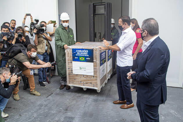 News Bilder des Tages Delivery of CORONAVAC Vaccine to Brazilian ministry of health. March 29, 2021, Sao Paulo, Brazil: The Governor of Sao Paulo, Joao Doria participates in a ceremony for the delivery of over 5 million doses of the Butantan Institute vaccine against the coronavirus for the use in Brazil. It is the largest single-day shipment made available in March. This month alone, 19.3 million doses have so far been delivered. With the new shipment, the total number of immunizations offered by Sao Paulo to the PNI (National Immunization Program) reaches 32.8 million doses since the start of deliveries on January 17th  Copyright: xLecoxVianax