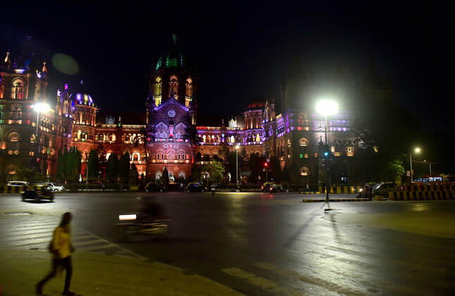 MUMBAI, INDIA - MARCH 28: Chhatrapati Shivaji Maharaj Terminus (CSMT) near empty after a night curfew between 8:00 pm to 7:00 am came into effect, on March 28, 2021 in Mumbai, India. (Photo by Anshuman Poyrekar Hindustan Times) Covid 19 Night Curfew In Mumbai Tourists Spot Wear Deserted Look