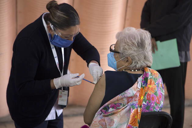 Covid-19 Vaccine Application For Older Adults In Mexico ECATEPEC, MEXICO - MARCH 29: An elderly gets a dose of the Sinovac Biotech COVID-19 vaccine, at the inside of facilities of Americas sports center in Ecatepec, Mexico State, during a vaccination program to seniors more that 60 years old. On March 29, 2021 in Ecatepec, Mexico Copyright: xLeonardoxCasasx EYEPIXGROUP_LC_29032021_5556
