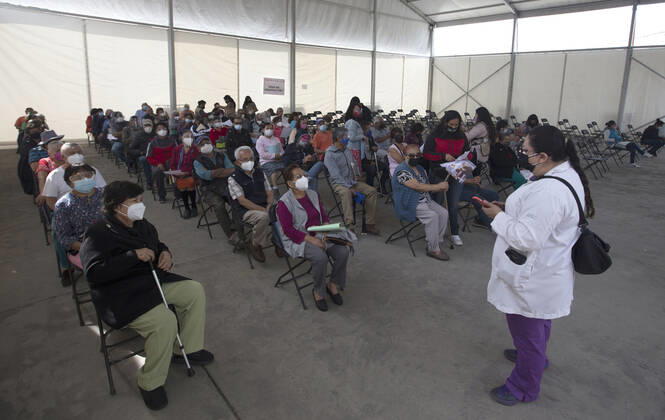 Covid-19 Vaccine Application For Older Adults In Mexico ECATEPEC, MEXICO - MARCH 29: A health worker give instructions to Elderlies before they get a dose of the Sinovac Biotech COVID-19 vaccine, at the inside of facilities of Americas sports center in Ecatepec, Mexico State, during a vaccination program to seniors more that 60 years old. On March 29, 2021 in Ecatepec, Mexico. Copyright: xLeonardoxCasasx EYEPIXGROUP_LC_29032021_5560
