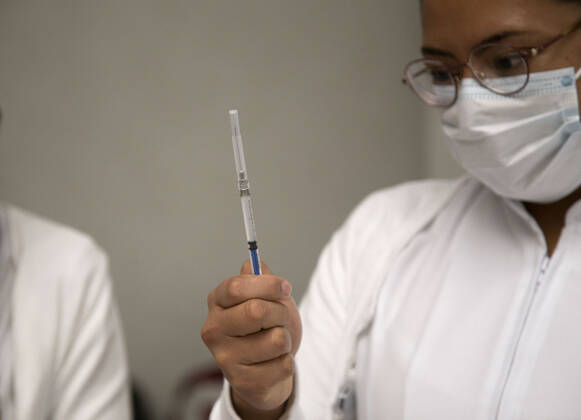 Covid-19 Vaccine Application For Older Adults In Mexico ECATEPEC, MEXICO - MARCH 29: A health worker prepares a dose of the Sinovac Biotech COVID-19 vaccine, at the inside of facilities of Americas sports center in Ecatepec, Mexico State, during a vaccination program to seniors more that 60 years old. On March 29, 2021 in Ecatepec, Mexico. Copyright: xLeonardoxCasasx EYEPIXGROUP_LC_29032021_5563