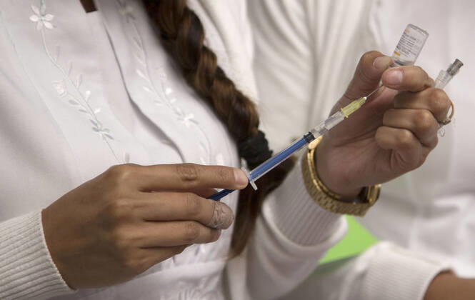 Covid-19 Vaccine Application For Older Adults In Mexico ECATEPEC, MEXICO - MARCH 29: A health worker prepares a dose of the Sinovac Biotech COVID-19 vaccine, at the inside of facilities of Americas sports center in Ecatepec, Mexico State, during a vaccination program to seniors more that 60 years old. On March 29, 2021 in Ecatepec, Mexico. Copyright: xLeonardoxCasasx EYEPIXGROUP_LC_29032021_5564