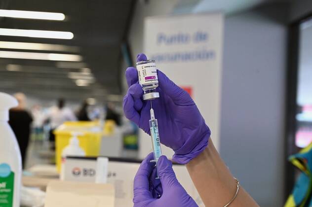 A paramedic prepares a dose of COVID-19 vaccine at Wanda Metropolitano Stadium in Madrid, Spain, 30 March 2021. The vaccination of population aged 60-65 began to be vaccinated with AstraZeneca vaccine. COVID-19 vaccination program !ACHTUNG: NUR REDAKTIONELLE NUTZUNG!  Copyright: xFERNANDOxVILLARx GRAF4339 20210330-637527014928632374
