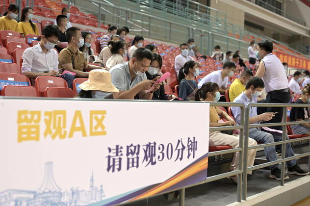 NANNING, CHINA - MARCH 29: Local residents sit at the observation area after receiving the COVID-19 vaccine at Guangxi Sports Center gymnasium on March 29, 2021 in Nanning, Guangxi Zhuang Autonomous Region of China.  Copyright: xVCGx CFP111323471519