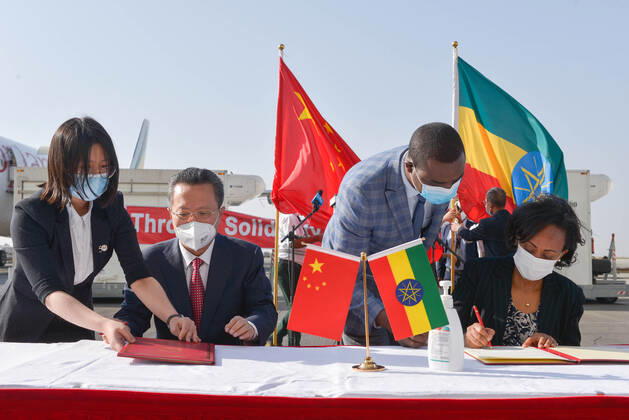 News Bilder des Tages (210330) -- ADDIS ABABA, March 30, 2021 -- Chinese Ambassador to Ethiopia Zhao Zhiyuan (2nd L) and Ethiopia Minister of Health Lia Tadesse (1st R) sign a contract for handover of COVID-19 vaccines from China at the Addis Ababa Bole International Airport in Addis Ababa, Ethiopia, on March 30, 2021. A batch of China s Sinopharm COVID-19 vaccines, donated by the Chinese government to Ethiopia, arrived here on Tuesday. (Photo by Xinhua) ETHIOPIA-ADDIS ABABA-COVID-19-VACCINE-CHINA-DONATION MichaelxTewelde 