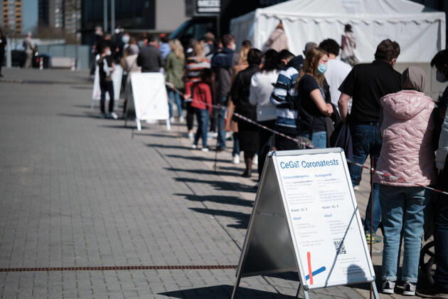 Tuebingen Corona Teststation auf dem Gelaende der CeGaT GmbH, Tuebingen, 30.03.2021 Personen stehen in einer Warteschlange und warten auf einen Corona Test. Tuebingen, 30.03.2021 Copyright: xEibner-Pressefoto ThomasxDingesx EP_TDS