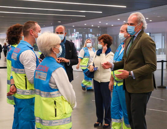 The Minister of Health of the Community of Madrid, Enrique Ruiz Escudero (1r), accompanied by the Deputy Minister of Public Health and COVID-19 Plan of the Community of Madrid, Antonio Zapatero (4r), and the Director of Public Health, Elena Andradas (3r), visit the vaccination point installed at the Wanda Metropolitano Stadium, where vaccination begins for the population aged between 60 and 65 years. This age group will be vaccinated, also with AstraZeneca doses, at the public Hospital Enfermera Isabel Zendal from Wednesday. Wanda Metropolitano Stadium (meeting point: Gate 37) (Avda. Luis Aragonà s, 4). Bring authorizations. 30 MARCH 2021;WANDA METROPOLITANO;MADRID;COMMUNITY OF MADRID Marta Fernandez Jara LagenciaEP 03 30 2021 MADRID MA Copyright: xMartaxFernandezxJarax 3627540