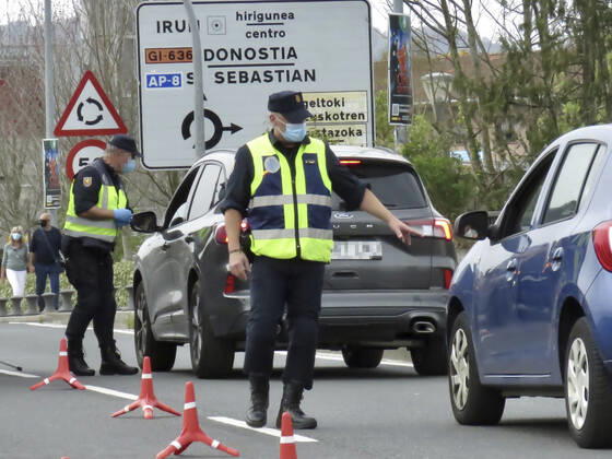 National police ask for negative PCR tests for travellers crossing the border from France, in Irun, Euskadi (Spain), on 30 March 2021. According to an order of the Official State Bulletin (BOE), passengers coming from France must present a diagnostic test with a negative result in COVID-19, performed within 72 hours prior to arrival in Spain. Thus, all travelers from France, wherever they enter, are required to present this negative PCR to cross the border, 30 MARCH 2021;IRUN;EUSKADI;BASQUE COUNTRY;BORDER;TOURISM Javi Colmenero LagenciaEP 03 30 2021 IRUN, BASQUE COUNTRY IRUN, BASQUE COUNTRY Spain Copyright: xJavixColmenerox 3627671
