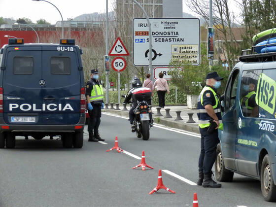 National police ask for negative PCR tests for travellers crossing the border from France, in Irun, Euskadi (Spain), on 30 March 2021. According to an order of the Official State Bulletin (BOE), passengers coming from France must present a diagnostic test with a negative result in COVID-19, performed within 72 hours prior to arrival in Spain. Thus, all travelers from France, wherever they enter, are required to present this negative PCR to cross the border, 30 MARCH 2021;IRUN;EUSKADI;BASQUE COUNTRY;BORDER;TOURISM Javi Colmenero LagenciaEP 03 30 2021 IRUN, BASQUE COUNTRY IRUN, BASQUE COUNTRY Spain Copyright: xJavixColmenerox 3627678