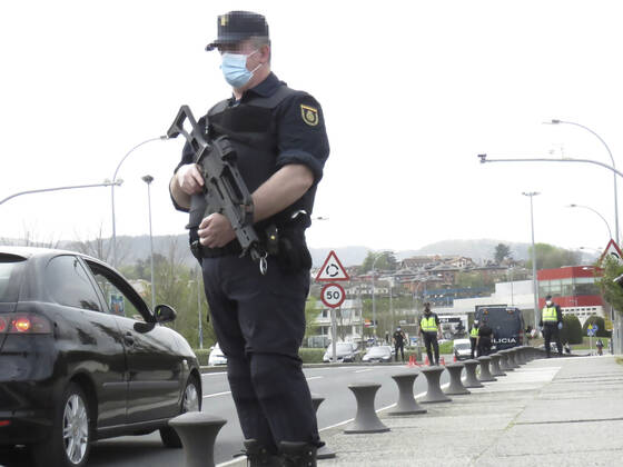 A national policeman, at a control at the border with France, in Irun, Euskadi (Spain), on 30 March 2021. According to an order of the Official State Gazette (BOE), passengers coming from France must present a diagnostic test with a negative result in COVID-19, performed within 72 hours prior to arrival in Spain. Thus, all travelers from France, wherever they enter, are required to present this negative PCR to cross the border, 30 MARCH 2021;IRUN;EUSKADI;BASQUE COUNTRY;BORDER;TOURISM Javi Colmenero LagenciaEP 03 30 2021 IRUN, BASQUE COUNTRY IRUN, BASQUE COUNTRY Spain Copyright: xJavixColmenerox 3627681