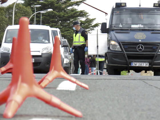 A national policeman, at a control at the border with France, in Irun, Euskadi (Spain), on 30 March 2021. According to an order of the Official State Gazette (BOE), passengers coming from France must present a diagnostic test with a negative result in COVID-19, performed within 72 hours prior to arrival in Spain. Thus, all travelers from France, wherever they enter, are required to present this negative PCR to cross the border, 30 MARCH 2021;IRUN;EUSKADI;BASQUE COUNTRY;BORDER;TOURISM Javi Colmenero LagenciaEP 03 30 2021 IRUN, BASQUE COUNTRY IRUN, BASQUE COUNTRY Spain Copyright: xJavixColmenerox 3627793