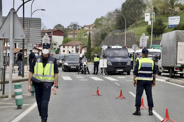 Two national police officers at a checkpoint at the border with France, in Irun, Euskadi (Spain), on 30 March 2021. According to an order of the Official State Gazette (BOE), passengers coming from France must present a diagnostic test with negative result in COVID-19, performed within 72 hours prior to arrival in Spain. Thus, all travelers from France, wherever they enter, are required to present this negative PCR to cross the border, 30 MARCH 2021;IRUN;EUSKADI;BASQUE COUNTRY;BORDER;TOURISM Javi Colmenero LagenciaEP 03 30 2021 IRUN, BASQUE COUNTRY IRUN, BASQUE COUNTRY Spain Copyright: xJavixColmenerox 3627794
