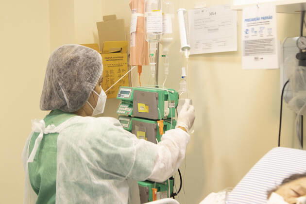 RIO DE JANEIRO, RJ - 30.03.2021: BRASIL REGISTRA 3780 MORTES POR COVID 19 - Brazil registers a new record of deaths by COVID 19 in the last 24 hours, 3780. As well as the highest average of deaths per week since the beginning of the pandemic, 2710. x2048594x  CarlosxEliasxJunior