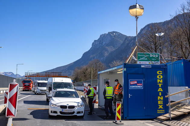 Kufstein 31.03.2021, Kufstein, AUT, Coronavirus Pandemie, Ausreisetest Tirol, Für das Bundesland Tirol - exklusive Osttirol - gilt ab Mittwoch, 31. März 2021, erneut eine Ausreisetestpflicht. Im Bild Kontrollstelle am Autobahngrenzübergang Kufstein Kiefersfelden Checkpoint at the freeway border crossing Kufstein Kiefersfelden. For the province of Tyrol - excluding East Tyrol - an exit test obligation will apply again from Wednesday, March 31, 2021. Kufstein, Austria on 31.03.2021.