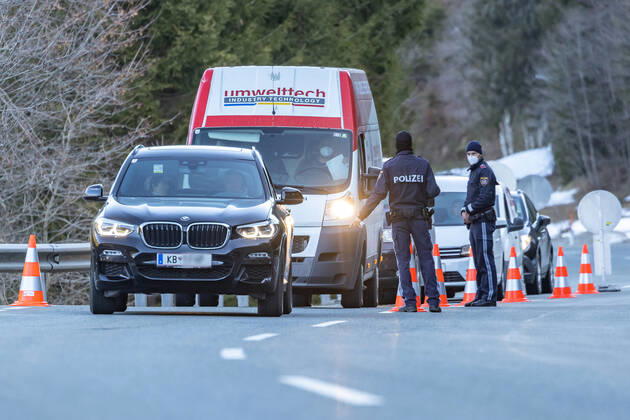 31.03.2021, Jochberg, AUT, Coronavirus Pandemie, Ausreisetest Tirol, Für das Bundesland Tirol - exklusive Osttirol - gilt ab Mittwoch, 31. März 2021, erneut eine Ausreisetestpflicht. Im Bild Kontrollstelle an der B 161 Pass-Thurn-Straße kurz vor der Landesgrenze zu Salzburg Checkpoint on the B 161 Pass-Thurn-Strasse shortly before the state border with Salzburg. For the province of Tyrol - excluding East Tyrol - an exit test obligation will apply again from Wednesday, March 31, 2021. Jochberg, Austria on 31.03.2021.