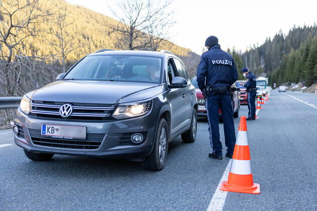 31.03.2021, Jochberg, AUT, Coronavirus Pandemie, Ausreisetest Tirol, Für das Bundesland Tirol - exklusive Osttirol - gilt ab Mittwoch, 31. März 2021, erneut eine Ausreisetestpflicht. Im Bild Kontrollstelle an der B 161 Pass-Thurn-Straße kurz vor der Landesgrenze zu Salzburg Checkpoint on the B 161 Pass-Thurn-Strasse shortly before the state border with Salzburg. For the province of Tyrol - excluding East Tyrol - an exit test obligation will apply again from Wednesday, March 31, 2021. Jochberg, Austria on 31.03.2021.