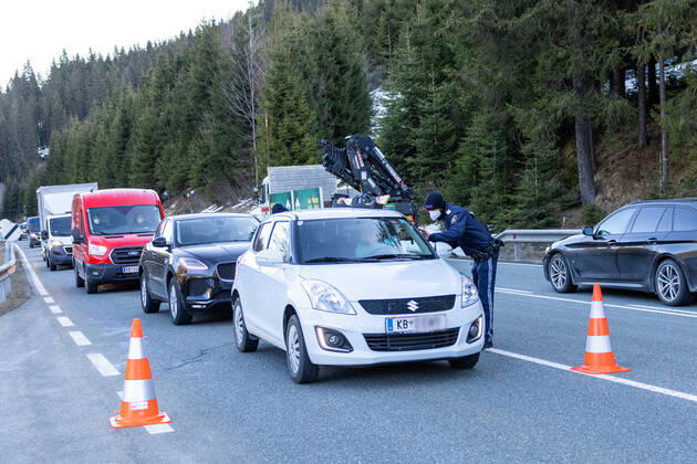 31.03.2021, Jochberg, AUT, Coronavirus Pandemie, Ausreisetest Tirol, Für das Bundesland Tirol - exklusive Osttirol - gilt ab Mittwoch, 31. März 2021, erneut eine Ausreisetestpflicht. Im Bild Kontrollstelle an der B 161 Pass-Thurn-Straße kurz vor der Landesgrenze zu Salzburg Checkpoint on the B 161 Pass-Thurn-Strasse shortly before the state border with Salzburg. For the province of Tyrol - excluding East Tyrol - an exit test obligation will apply again from Wednesday, March 31, 2021. Jochberg, Austria on 31.03.2021.