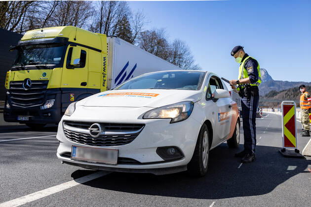 Kufstein 31.03.2021, Kufstein, AUT, Coronavirus Pandemie, Ausreisetest Tirol, Für das Bundesland Tirol - exklusive Osttirol - gilt ab Mittwoch, 31. März 2021, erneut eine Ausreisetestpflicht. Im Bild Kontrollstelle am Autobahngrenzübergang Kufstein Kiefersfelden Checkpoint at the freeway border crossing Kufstein Kiefersfelden. For the province of Tyrol - excluding East Tyrol - an exit test obligation will apply again from Wednesday, March 31, 2021. Kufstein, Austria on 31.03.2021.
