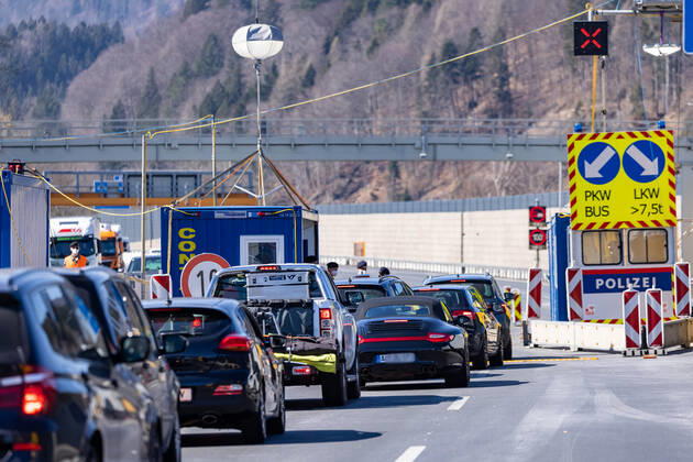 Kufstein 31.03.2021, Kufstein, AUT, Coronavirus Pandemie, Ausreisetest Tirol, Für das Bundesland Tirol - exklusive Osttirol - gilt ab Mittwoch, 31. März 2021, erneut eine Ausreisetestpflicht. Im Bild Kontrollstelle am Autobahngrenzübergang Kufstein Kiefersfelden Checkpoint at the freeway border crossing Kufstein Kiefersfelden. For the province of Tyrol - excluding East Tyrol - an exit test obligation will apply again from Wednesday, March 31, 2021. Kufstein, Austria on 31.03.2021.