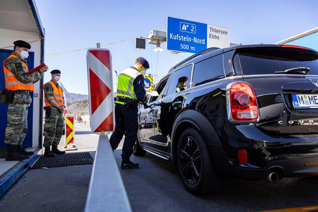 Kufstein 31.03.2021, Kufstein, AUT, Coronavirus Pandemie, Ausreisetest Tirol, Für das Bundesland Tirol - exklusive Osttirol - gilt ab Mittwoch, 31. März 2021, erneut eine Ausreisetestpflicht. Im Bild Kontrollstelle am Autobahngrenzübergang Kufstein Kiefersfelden Checkpoint at the freeway border crossing Kufstein Kiefersfelden. For the province of Tyrol - excluding East Tyrol - an exit test obligation will apply again from Wednesday, March 31, 2021. Kufstein, Austria on 31.03.2021.