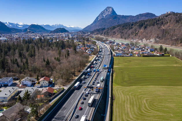 Kufstein 31.03.2021, Kufstein, AUT, Coronavirus Pandemie, Ausreisetest Tirol, Für das Bundesland Tirol - exklusive Osttirol - gilt ab Mittwoch, 31. März 2021, erneut eine Ausreisetestpflicht. Im Bild Lufaufnahme der Kontrollstelle am Autobahngrenzübergang Kufstein Kiefersfelden Aerial view of the checkpoint at the freeway border crossing Kufstein Kiefersfelden. For the province of Tyrol - excluding East Tyrol - an exit test obligation will apply again from Wednesday, March 31, 2021. Kufstein, Austria on 31.03.2021.