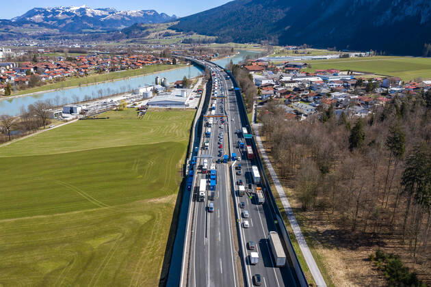 Kufstein 31.03.2021, Kufstein, AUT, Coronavirus Pandemie, Ausreisetest Tirol, Für das Bundesland Tirol - exklusive Osttirol - gilt ab Mittwoch, 31. März 2021, erneut eine Ausreisetestpflicht. Im Bild Lufaufnahme der Kontrollstelle am Autobahngrenzübergang Kufstein Kiefersfelden Aerial view of the checkpoint at the freeway border crossing Kufstein Kiefersfelden. For the province of Tyrol - excluding East Tyrol - an exit test obligation will apply again from Wednesday, March 31, 2021. Kufstein, Austria on 31.03.2021.