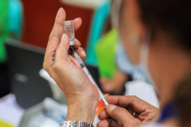(210331) -- MANILA, March 31, 2021 -- A health worker prepares a dose of Sinovac vaccine at a vaccination site in Manila, the Philippines on March 31, 2021. The Philippines Department of Health (DOH) reported on Wednesday 6,128 new COVID-19 infections, bringing the total number of confirmed cases in the Southeast Asian country to 747,288. ) PHILIPPINES-MANILA-COVID-19-SINOVAC VACCINES RouellexUmali 