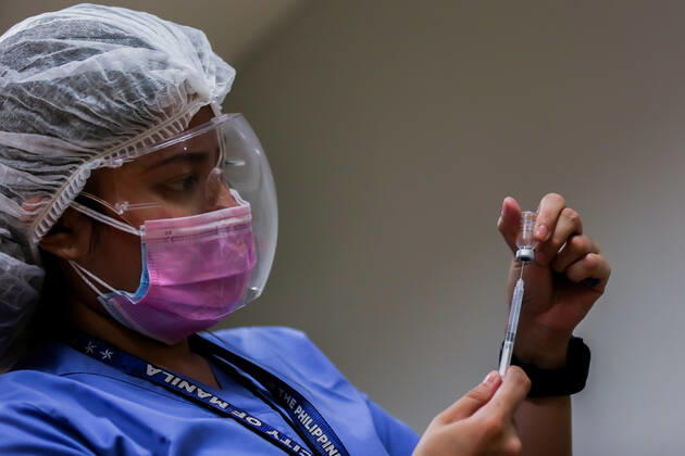 (210331) -- MANILA, March 31, 2021 -- A health worker prepares a dose of Sinovac vaccine at a vaccination site in Manila, the Philippines on March 31, 2021. The Philippines Department of Health (DOH) reported on Wednesday 6,128 new COVID-19 infections, bringing the total number of confirmed cases in the Southeast Asian country to 747,288. ) PHILIPPINES-MANILA-COVID-19-SINOVAC VACCINES RouellexUmali 