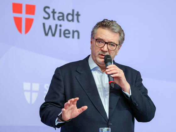20210331 Press conference at Vienna City Hall - Immunization schedule for April VIENNA, AUSTRIA - MARCH 31: City Councillor for Social Affairs, Health and Sport Peter Hacker (SPOe) at Press conference - at Vienna City Hall - Immunization schedule for April at Town hall on March 31, 2021 in Vienna, Austria. 210331_SEPA_10_038 Copyright: xMichaelxIndrax SEPAxMedia