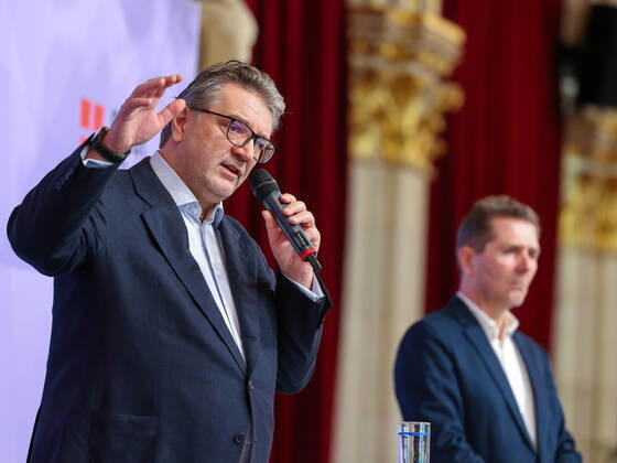 20210331 Press conference at Vienna City Hall - Immunization schedule for April VIENNA, AUSTRIA - MARCH 31: City Councillor for Social Affairs, Health and Sport Peter Hacker (SPOe) and Medical Director Michael Binder (Vienna Health Association) at Press conference - at Vienna City Hall - Immunization schedule for April at Town hall on March 31, 2021 in Vienna, Austria. 210331_SEPA_10_051 Copyright: xMichaelxIndrax SEPAxMedia