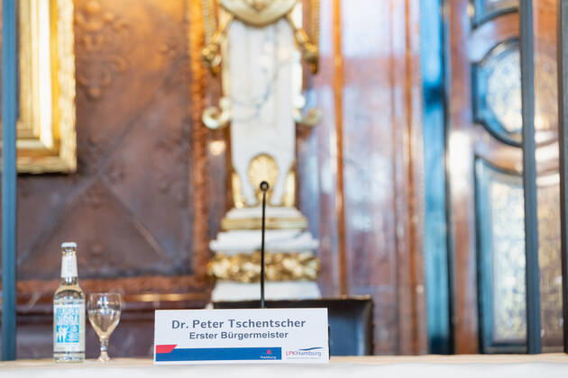 Hamburger Senat kündigt nächtliche Ausgangsbeschränkungen für Hamburg an - Pressekonferenz im Rathaus - Senat beschließt zusätzliche Maßnahmen zur Eindämmung der Coronavirus-Verbreitung in Hamburg - Erster Bürgermeister Dr. Peter Tschentscher -;Hamburger Senat kündigt nächtliche Ausgangsbeschränkungen für Hamburg an - Pressekonferenz im Rathaus - Senat beschließt zusätzliche Maßnahmen zur Eindämmung der Coronavirus-Verbreitung in Hamburg - Erster Bürgermeister Dr. Peter Tschentscher -, Hamburg Hamburg Deutschland Rathaus