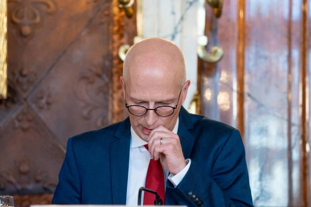 Hamburger Senat kündigt nächtliche Ausgangsbeschränkungen für Hamburg an - Pressekonferenz im Rathaus - Senat beschließt zusätzliche Maßnahmen zur Eindämmung der Coronavirus-Verbreitung in Hamburg - Erster Bürgermeister Dr. Peter Tschentscher -;Hamburger Senat kündigt nächtliche Ausgangsbeschränkungen für Hamburg an - Pressekonferenz im Rathaus - Senat beschließt zusätzliche Maßnahmen zur Eindämmung der Coronavirus-Verbreitung in Hamburg - Erster Bürgermeister Dr. Peter Tschentscher -, Hamburg Hamburg Deutschland Rathaus