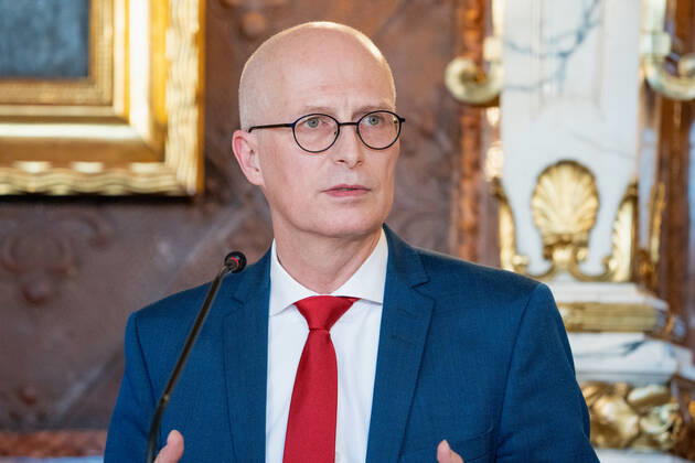 Hamburger Senat kündigt nächtliche Ausgangsbeschränkungen für Hamburg an - Pressekonferenz im Rathaus - Senat beschließt zusätzliche Maßnahmen zur Eindämmung der Coronavirus-Verbreitung in Hamburg - Erster Bürgermeister Dr. Peter Tschentscher -;Hamburger Senat kündigt nächtliche Ausgangsbeschränkungen für Hamburg an - Pressekonferenz im Rathaus - Senat beschließt zusätzliche Maßnahmen zur Eindämmung der Coronavirus-Verbreitung in Hamburg - Erster Bürgermeister Dr. Peter Tschentscher -, Hamburg Hamburg Deutschland Rathaus
