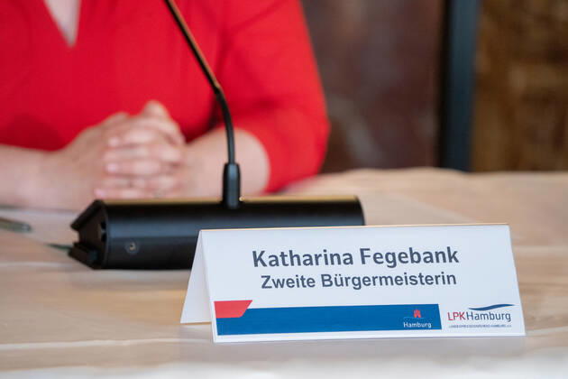 Hamburger Senat kündigt nächtliche Ausgangsbeschränkungen für Hamburg an - Pressekonferenz im Rathaus - Senat beschließt zusätzliche Maßnahmen zur Eindämmung der Coronavirus-Verbreitung in Hamburg - Zweite Bürgermeisterin Katharina Fegebank;Hamburger Senat kündigt nächtliche Ausgangsbeschränkungen für Hamburg an - Pressekonferenz im Rathaus - Senat beschließt zusätzliche Maßnahmen zur Eindämmung der Coronavirus-Verbreitung in Hamburg - Zweite Bürgermeisterin Katharina Fegebank, Hamburg Hamburg Deutschland Rathaus
