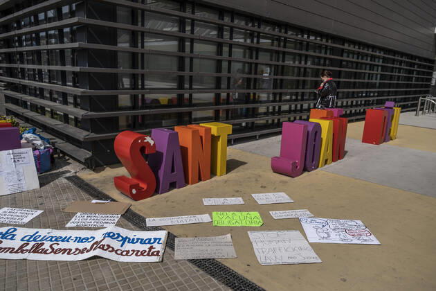 March 31, 2021, Barcelona, Catalonia, Spain: Protest placards laying on the ground during the demonstration..Summoned by the platform against the obligation of sanitary masks in minors, El Tercer Grupo, some fifty people have gathered at the doors of the Sant Joan De Deu Children s Hospital to protest the call of the hospital to carry out tests of the covid 19 vaccine on minors. Barcelona Spain - ZUMAs197 20210331_zaa_s197_051 Copyright: xPacoxFreirex