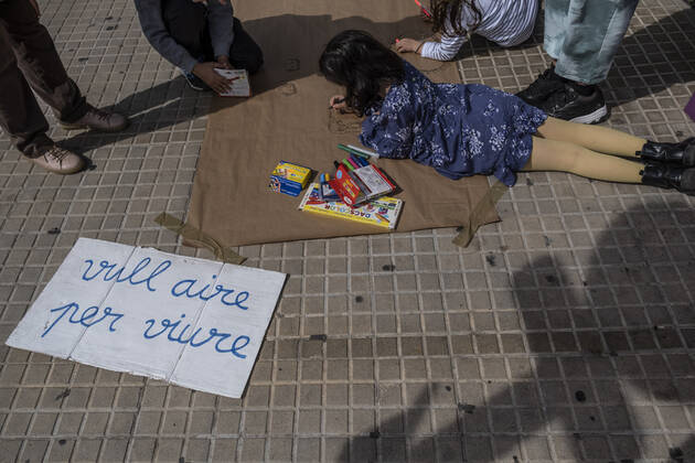 March 31, 2021, Barcelona, Catalonia, Spain: A minor making drawings during the demonstration..Summoned by the platform against the obligation of sanitary masks in minors, El Tercer Grupo, some fifty people have gathered at the doors of the Sant Joan De Deu Children s Hospital to protest the call of the hospital to carry out tests of the covid 19 vaccine on minors. Barcelona Spain - ZUMAs197 20210331_zaa_s197_052 Copyright: xPacoxFreirex