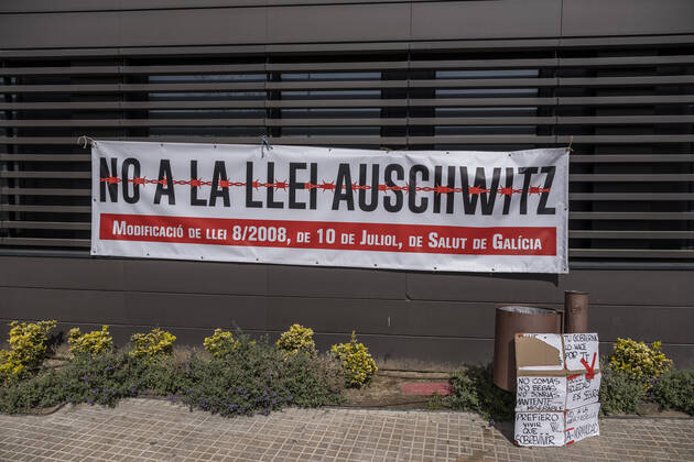 March 31, 2021, Barcelona, Catalonia, Spain: A banner against Law 8 2008 approved by the Galician Parliament regulating health rights and obligations known as the Auschwitz Law is seen hanging at the hospital during the demonstration..Summoned by the platform against the obligation of sanitary masks in minors, El Tercer Grupo, some fifty people have gathered at the doors of the Sant Joan De Deu Children s Hospital to protest the call of the hospital to carry out tests of the covid 19 vaccine on minors. Barcelona Spain - ZUMAs197 20210331_zaa_s197_056 Copyright: xPacoxFreirex