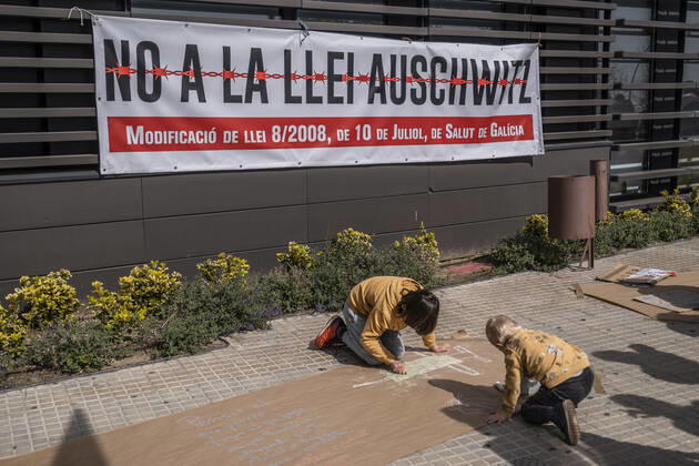 March 31, 2021, Barcelona, Catalonia, Spain: Two minors making drawings during the demonstration..Summoned by the platform against the obligation of sanitary masks in minors, El Tercer Grupo, some fifty people have gathered at the doors of the Sant Joan De Deu Children s Hospital to protest the call of the hospital to carry out tests of the covid 19 vaccine on minors. Barcelona Spain - ZUMAs197 20210331_zaa_s197_058 Copyright: xPacoxFreirex