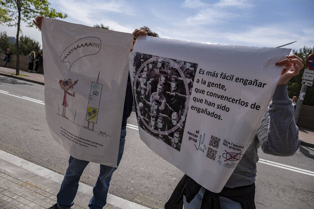 March 31, 2021, Barcelona, Catalonia, Spain: Protesters holding placards expressing their opinion, during the demonstration..Summoned by the platform against the obligation of sanitary masks in minors, El Tercer Grupo, some fifty people have gathered at the doors of the Sant Joan De Deu Children s Hospital to protest the call of the hospital to carry out tests of the covid 19 vaccine on minors. Barcelona Spain - ZUMAs197 20210331_zaa_s197_064 Copyright: xPacoxFreirex
